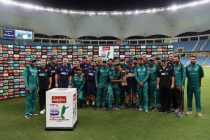 Pakistan, New Zealand Players Pose With The Trophy