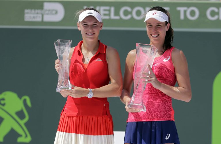 Johanna Konta( Right) and Caroline Wozniacki ( Left) with their trophies