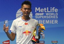Malaysia Open Badminton: Lin Dan downs Lee Chong Wei to win the title Lin Dan with the winning trophy