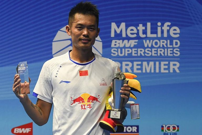 Lin Dan with the winning trophy
