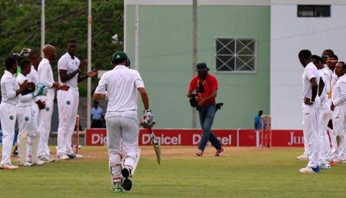 West Indies team paying guard of honor to Younis as he comes to bat