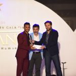 Hassan Ali receiving trophy from Shahid Afridi