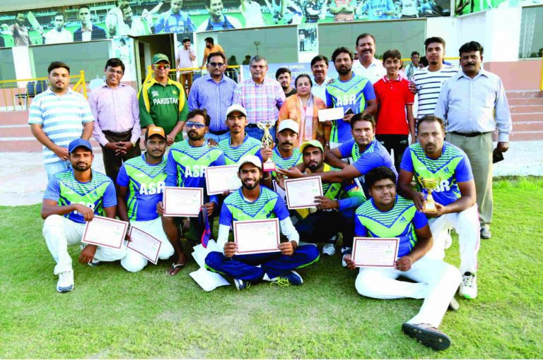 Lahore Eleven Team with the Chief Guest and Organizers