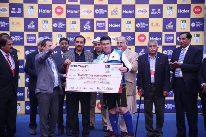 Uzbekistan's Golib Kalandarov receiving Man of Tournament award from Tayyab Ikram, CEO Asian Hockey Federation FIH Hockey Series Open 2018