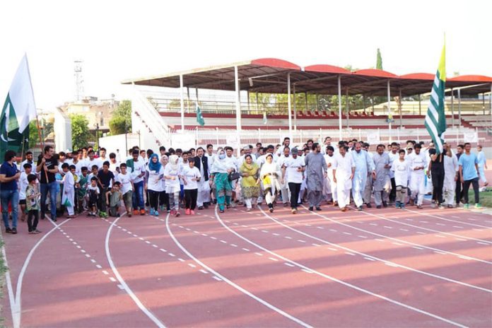 news_7539_hundreds-express-solidarity-in-run-for-kashmir-marathon_bm