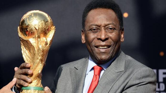 Pele-holding-World-Cup-trophy-